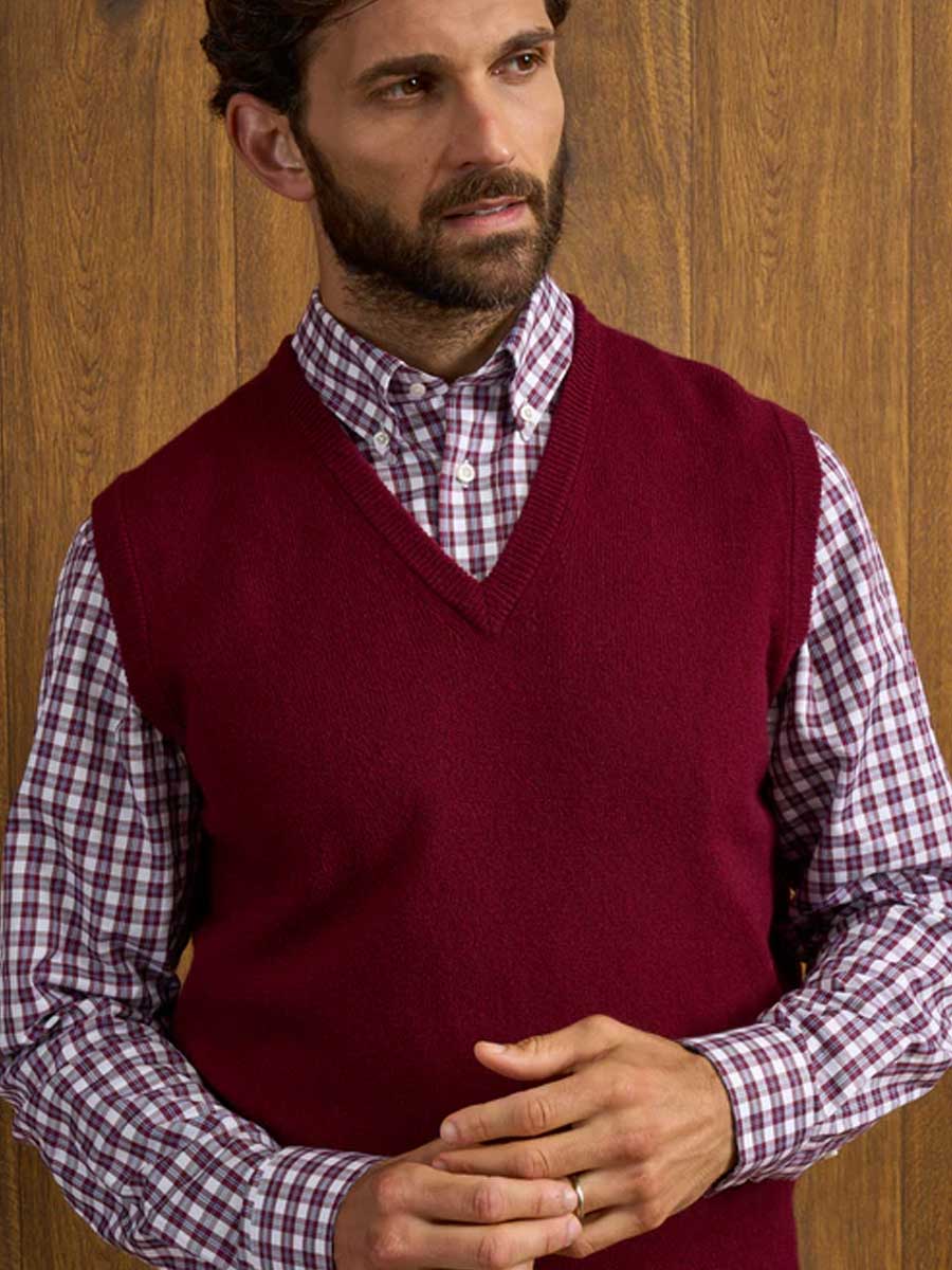 ALAN PAINE Norfolk Lambswool V-Neck Classic Fit Slipover - Mens - Bordeaux - Image 2