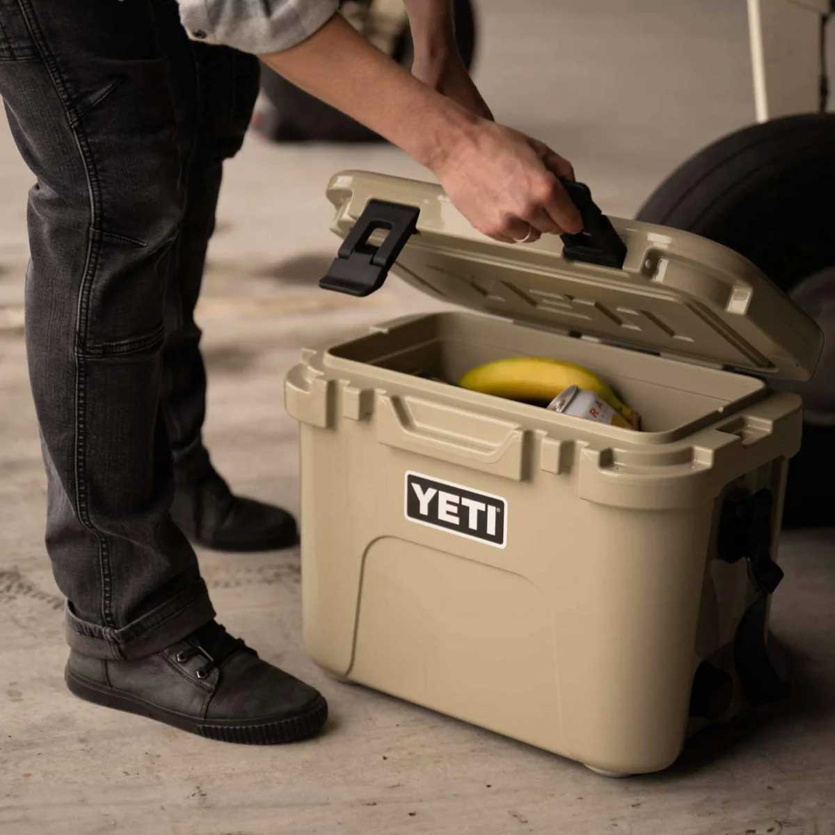 YETI Roadie 15 Cooler Box - Tan - Image 2